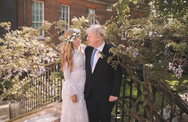 Hôn thê kém 23 tuổi rạng rỡ trong lễ cưới với Thủ tướng Anh